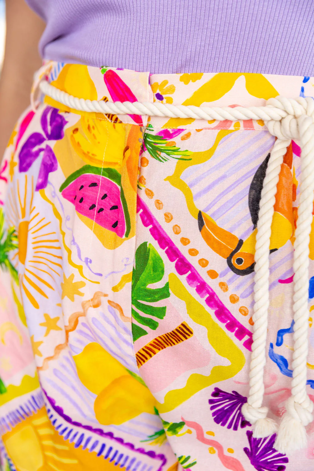 Kita Scallop Hem Shorts in Toucan Paradise - Image 8